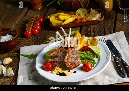 Lammkoteletts in Kräutern mit grünem Spargel und Limette mariniert Stockfoto