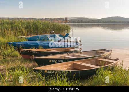 Reichenau, Baden-Württemberg, Deutschland - 12. Juni 2020. Fischerboote im Morgenlicht auf der Insel Reichenau, Bodensee Stockfoto