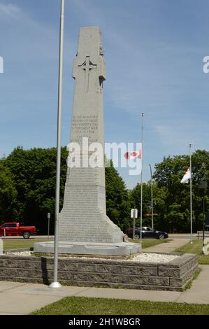 SMITHS FALLS, ONTARIO, CA, 12. JUNI 2021: Eine Gedenkstätte für den kanadischen Krieg mit den Flaggen in halber Masse in Smiths Falls, Ontario. Stockfoto