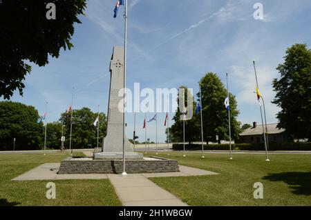 SMITHS FALLS, ONTARIO, CA, 12. JUNI 2021: Eine Gedenkstätte für den kanadischen Krieg mit den Flaggen in halber Masse in Smiths Falls, Ontario. Stockfoto