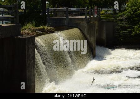 SMITHS FALLS, ONTARIO, CA, 12. JUNI 2021: Der Stausee in Smiths Falls, Ontario, zeigt seine fließenden Wasserströme. Stockfoto