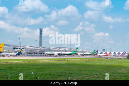 SAMUT PRAKAN, THAILAND-15. MAI 2021 : Frachtflugzeug auf dem Flugplatz in der Nähe des Flughafenterminals geparkt. Frachtflugzeug von EVA Air, K-Mile Air und Stockfoto
