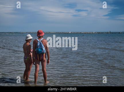 Älteres Paar im Urlaub Wandern entlang Sandstrand Blick aus Meer Stockfoto