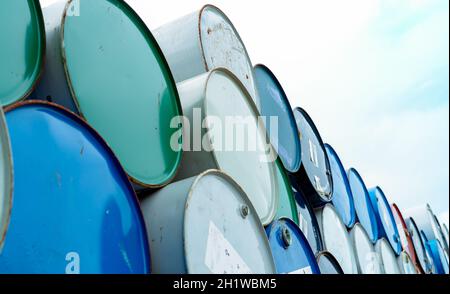 Alte Chemiefässer. Blaue und grüne Ölfass. Leeren Sie den Stahlöltank. Lager für giftige Abfälle. Gefährliche Chemikalienfass. Industrieabfälle im Fass-Container Stockfoto