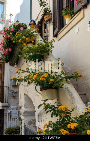 Polignano a Mare, Italien - 17. September 2019: Das charmante und romantische Altstadt von Polignano a Mare und Apulien, Süditalien Stockfoto