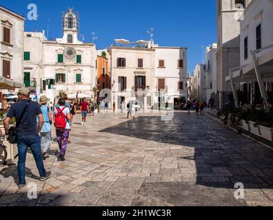 Polignano a Mare, Italien - 17. September 2019: Vittorio Emanuele II Platz in Polignano a Mare. Apulien. Italien Stockfoto