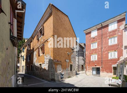 Muggia, Italien. 13. Juni 2021. Die schmale Straße im historischen Zentrum der Stadt Stockfoto