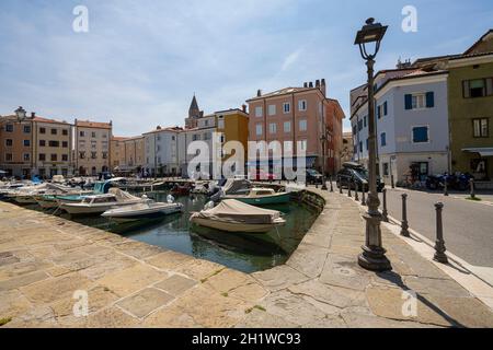 Muggia, Italien. 13. Juni 2021. Der kleine Touristenhafen im historischen Zentrum der Stadt Stockfoto