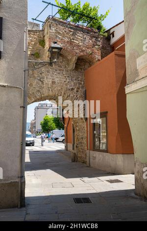 Muggia, Italien. 13. Juni 2021 das alte Stadttor am Eingang zum historischen Zentrum der Stadt Stockfoto