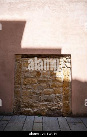 Muggia, Italien. 13. Juni 2021. Die ummauerte Eingangstür eines Hauses im Stadtzentrum Stockfoto