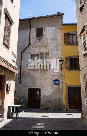 Muggia, Italien. 13. Juni 2021. Ein altes Haus im historischen Zentrum der Stadt Stockfoto