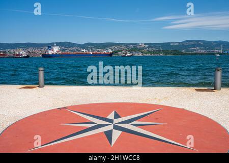 Triest, Italien. 13. Juni 2021. Ein Panoramablick auf Schiffe, die im Hafen festgemacht sind Stockfoto