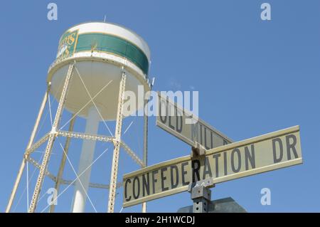 SMITHS FALLS, ONTARIO, CA, 16. JUNI 2021: Ein Kreuzungszeichen von Old Mill Road und Confederation Drive in Smiths Falls, Ontario, mit der Stadt Stockfoto