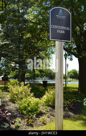 SMITHS FALLS, ONTARIO, CA, 16. JUNI 2021: Das Schild für den Centennial Park in Smiths Falls, Ontario, mit einem Blick auf die wunderschöne Grünfläche Stockfoto