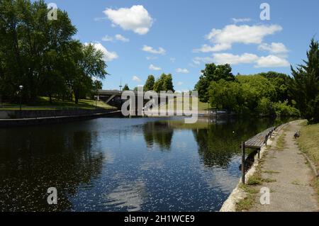 SMITHS FALLS, ONTARIO, CA, 16. JUNI 2021: Blick auf die Beckwith St Bridge, die den Rideau Canal überquert, in Sensational Smiths Falls, Ontario. Stockfoto