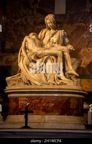 Das prächtige Pieta ist ein Werk der Renaissance-Skulptur von Michelangelo Buonarroti im Inneren der Petersbasilika in Rom. VATIKANSTADT Stockfoto