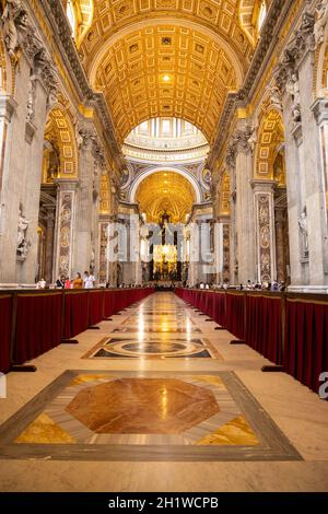 Das Innere des Petersdoms in der Vatikanstadt. Es ist das renommierteste Werk der Renaissance-Architektur und die größte Kirche der Welt. Stockfoto