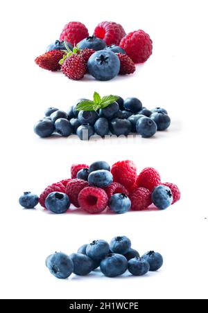 Rosa und blaue Beeren. Beeren isoliert auf weißem Hintergrund. Reife Heidelbeeren, wilde Erdbeeren, Himbeeren, Johannisbeeren, Maulbeeren und Erdbeeren. Stockfoto