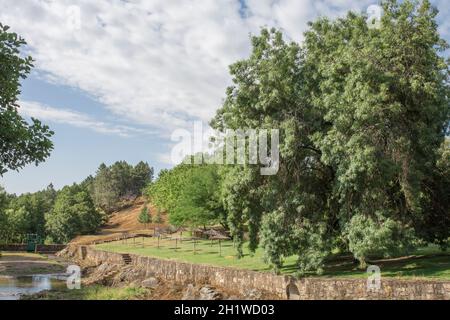 Acebo Naturschwimmbad, Erholungsgebiet. Kristallklares Wasser im Herzen der Berge der Sierra de Gata. Caceres, Extremadura, Spanien Stockfoto