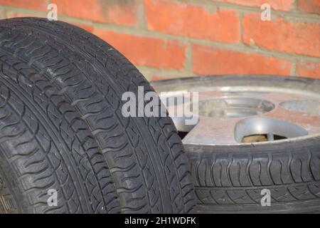 Fahrzeug mit Allradantrieb. Gummireifen. Sommer-Kautschuk für das Auto gesetzt. Stockfoto