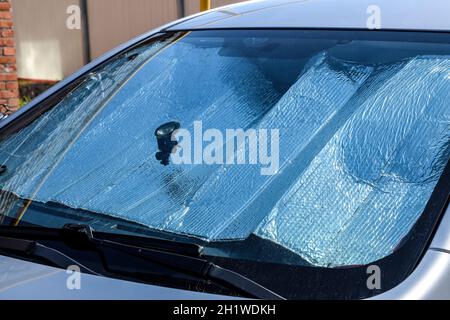 Schutz des Bereichs Auto vor direkter Sonneneinstrahlung. Sonne-Reflektor Windschutzscheibe. Stockfoto