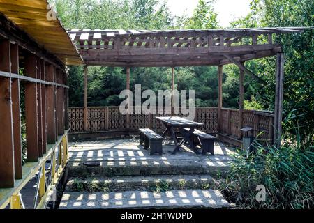 Laube am Ufer. Ruhestätte in der Natur. Stockfoto