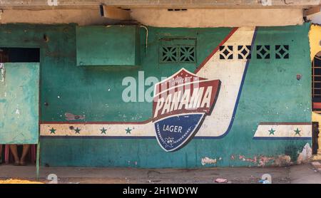 Verwitterte Bierwerbung an der Wand eines alten Gebäudes in Panama City Stockfoto