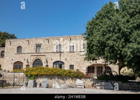 RHODOS, Griechenland – 07. JUNI 2021. Die Städtische Kunstgalerie von Rhodos ist ein altes zweistöckiges Gebäude am Simi-Platz. Wenn Besucher die Altstadt von R betreten Stockfoto