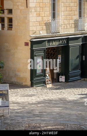 Saint Emilion, Frankreich - 11. September 2018: die Äußere einer Weinhandlung in Saint Emilion in Frankreich. St Emilion ist eines der wichtigsten Rotwein Bereichen der B Stockfoto