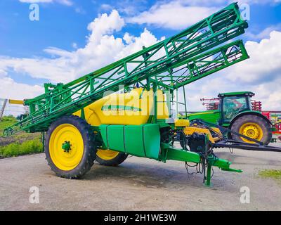 Kiew, Ukraine - 24. August 2020: Pneumatischer Anhänger der pneumatische Saatlader John Deere 1910 ist am 24. August 2020 in Kiew, Ukraine, unterwegs. Landwirtschaftlicher mac Stockfoto