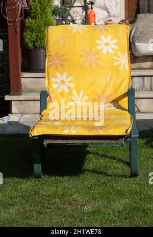 Zwei Liegen im Garten vor der Terrasse Stockfoto