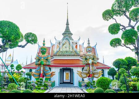 Ein Wahrzeichen von Wat Arunratchawararam in Bangkok, Thailand. Ein Ort, an dem jeder in jeder Religion gesehen werden kann. Stockfoto