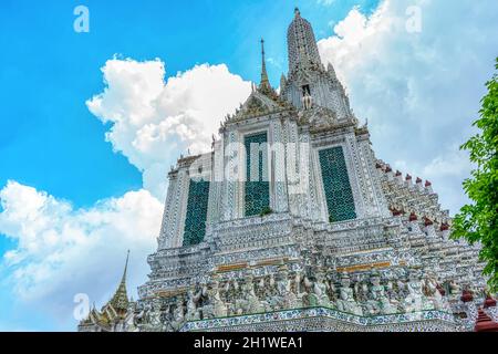 Ein Wahrzeichen von Wat Arunratchawararam in Bangkok, Thailand. Ein Ort, an dem jeder in jeder Religion gesehen werden kann. Stockfoto