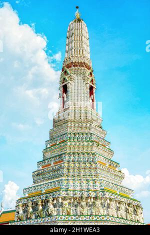 Ein Wahrzeichen von Wat Arunratchawararam in Bangkok, Thailand. Ein Ort, an dem jeder in jeder Religion gesehen werden kann. Stockfoto