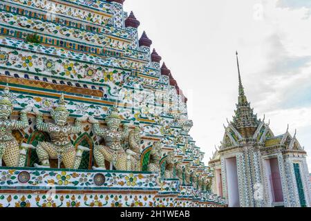 Ein Wahrzeichen von Wat Arunratchawararam in Bangkok, Thailand. Ein Ort, an dem jeder in jeder Religion gesehen werden kann. Stockfoto