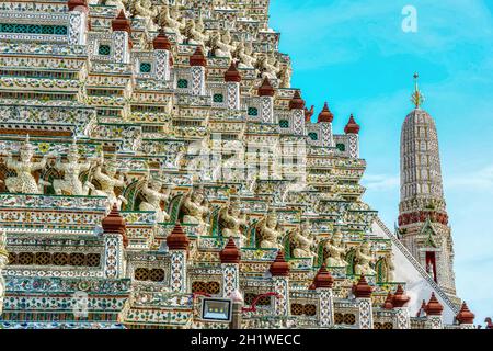 Ein Wahrzeichen von Wat Arunratchawararam in Bangkok, Thailand. Ein Ort, an dem jeder in jeder Religion gesehen werden kann. Stockfoto