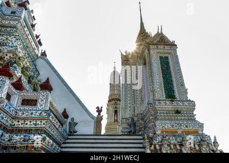 Ein Wahrzeichen von Wat Arunratchawararam in Bangkok, Thailand. Ein Ort, an dem jeder in jeder Religion gesehen werden kann. Stockfoto