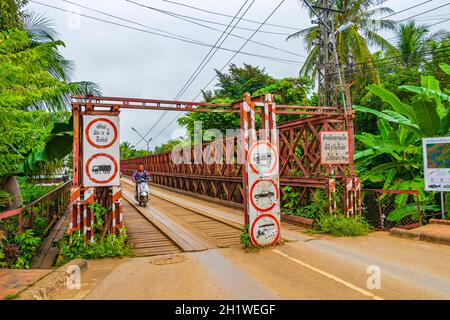 Luang Prabang Laos 16. November 2018 Alte französische Holzbrettbrücke in Luang Prabang Laos Asien. Stockfoto