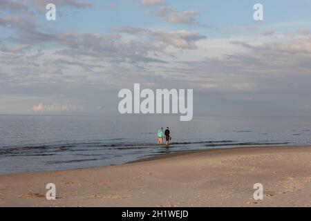 Stegna, Polen - 4. September 2020: Romantischer Spaziergang eines verliebten Paares am Strand in Stegna, Pommern. Polen Stockfoto