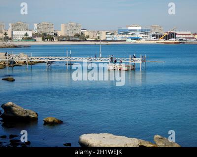 Laden eines Eisenabschnitts auf eine schwimmende Plattform. Bau des Piers. Kasachstan. Aktau. 08 Oktober 2019 Jahr. Arbeiten ohne Schutzequi Stockfoto