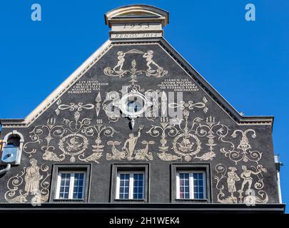 Danzig, Polen - 6. September 2020: Die Fassade des restaurierten Patrizierhauses Gdańsk in der Long Lane in der Altstadt. Stockfoto