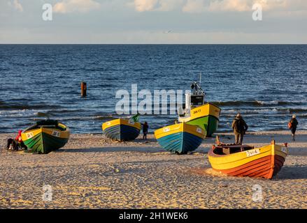 Jantar, Polen - 7. September 2020: Bunte Fischerboote am Strand in Jantar, Pommern, Polen Stockfoto