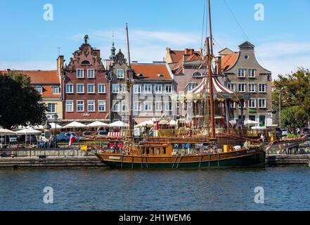 Danzig, Polen - 9. September 2020: Die Architektur der alten Gdańsk am Fischmarkt / Targ Rybny/ am Ufer der Motława Stockfoto