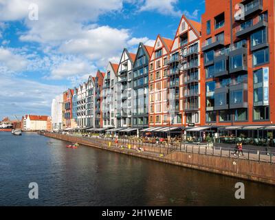 Danzig, Polen - 9. September 2020: Moderne Architektur der Kornspeicher-Insel in der Altstadt von Danzig. Polen Stockfoto