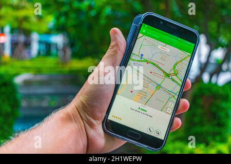 Taxi Grab App auf dem Handy-Bildschirm in der Hand in Bangkok Thailand. Stockfoto