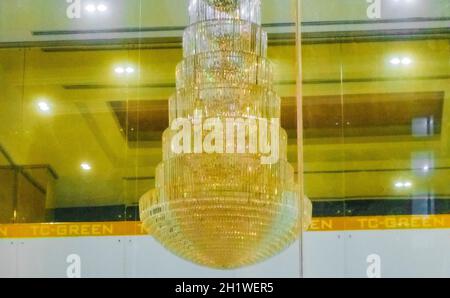 Erstaunliche goldene Kronleuchter Lampe im Hotel TC-Green in bangkok Thailand. Stockfoto