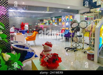Saubere und leere Einkaufszentren in Bangkok, Thailand. Stockfoto
