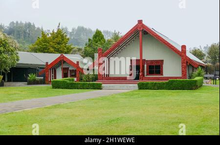 Traditionelle Maori-Häuser in Neuseeland gesehen Stockfoto