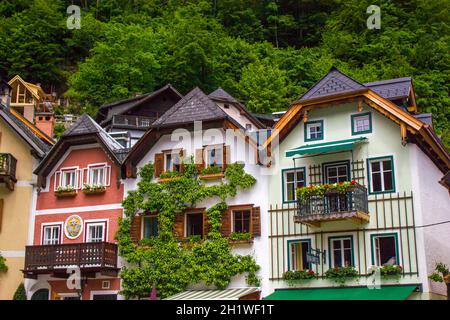 Berühmtes Bergdorf Hallstatt - farbenfrohe und malerische Gebäude in Hallstatt, Österreich Stockfoto