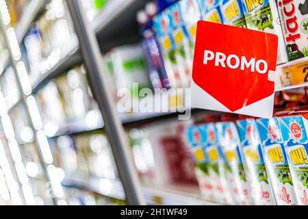 POZNAN, POLEN - 17. JUN 2021: Milchprodukte werden in einem Supermarkt zum Verkauf angeboten Stockfoto